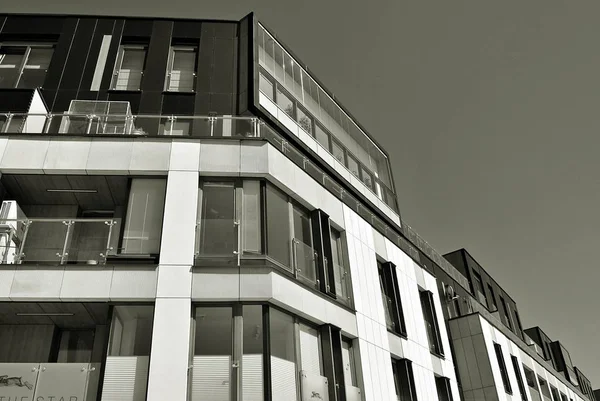 Modern apartment building exterior. Black and white. — Stock Photo, Image