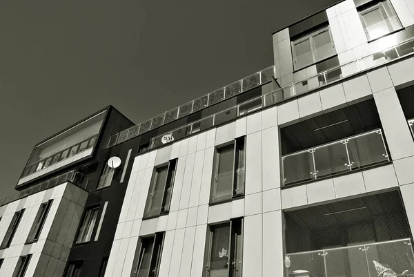 Moderno edificio de apartamentos exterior. blanco y negro. —  Fotos de Stock