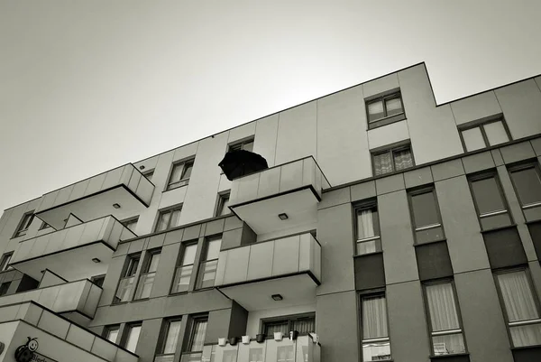 Modern apartman dış görünüşü. siyah ve beyaz.