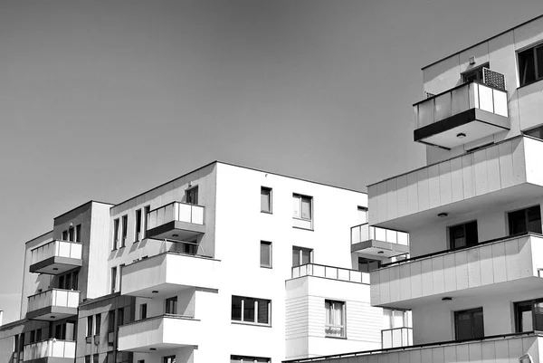 近代的なマンションの外観。黒と白. — ストック写真