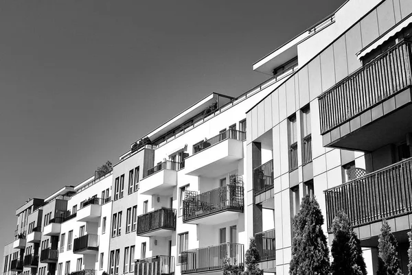 Modern apartman dış görünüşü. siyah ve beyaz.