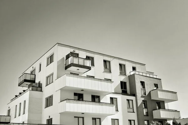 Modern apartment building exterior. Black and white. — Stock Photo, Image