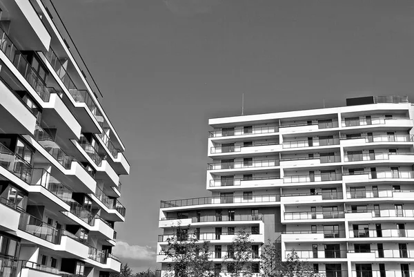 Modern apartment building exterior. Black and white. — Stock Photo, Image