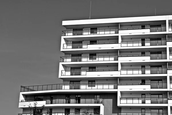 Moderno edificio de apartamentos exterior. blanco y negro. —  Fotos de Stock