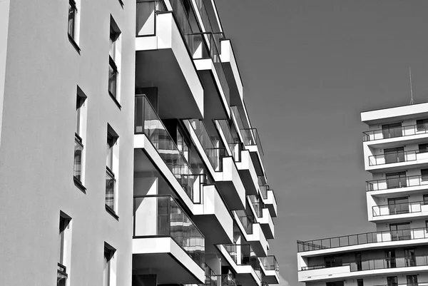 近代的なマンションの外観。黒と白. — ストック写真
