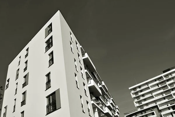 Apartamento moderno edifício exterior. preto e branco. — Fotografia de Stock