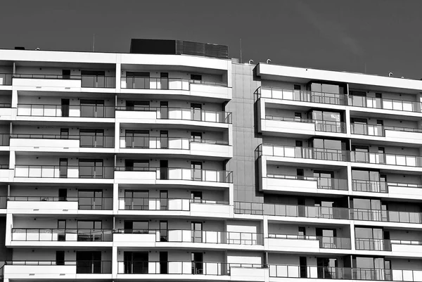 Modern apartment building exterior. Black and white. — Stock Photo, Image