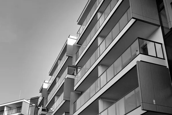 Moderno edificio de apartamentos exterior. blanco y negro. — Foto de Stock