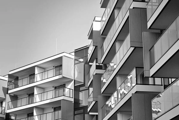 Moderní bytový dům exteriér. černá a bílá. — Stock fotografie