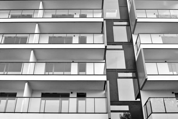Modernes Mehrfamilienhaus außen. schwarz-weiß. — Stockfoto