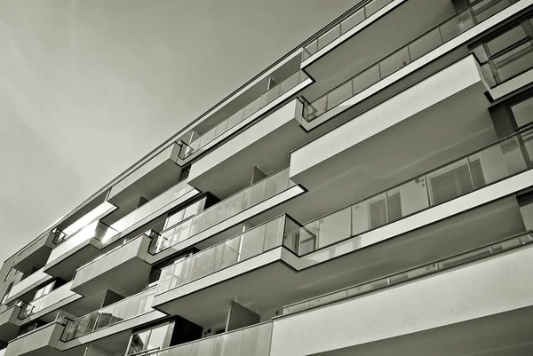 Apartamento moderno edifício exterior. preto e branco. — Fotografia de Stock