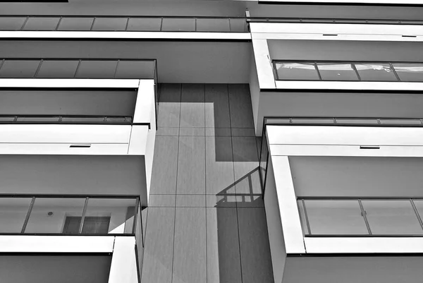 Apartamento moderno edifício exterior. preto e branco. — Fotografia de Stock