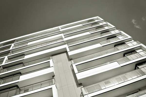 현대식 아파트 건물 외벽. 흑 과 백. — 스톡 사진