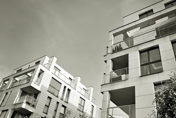 Apartamento moderno edifício exterior. preto e branco. — Fotografia de Stock