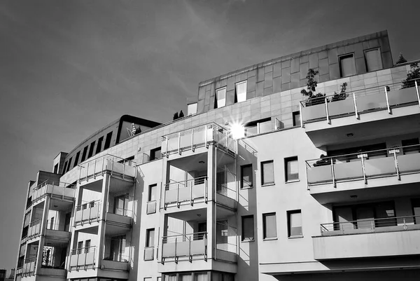 Modern apartment building exterior. Black and white. — Stock Photo, Image