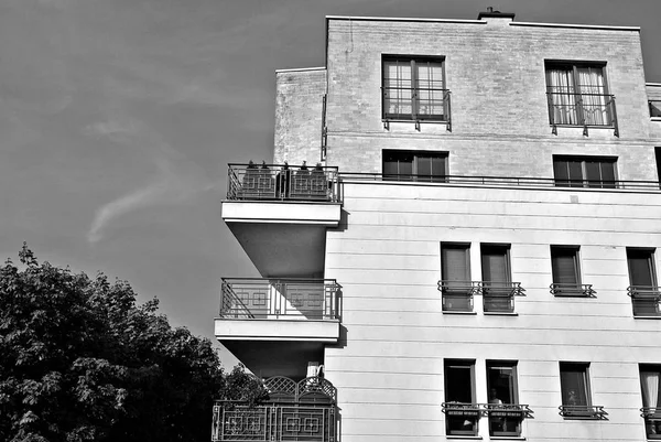 Modern apartment building exterior. Black and white. — Stock Photo, Image