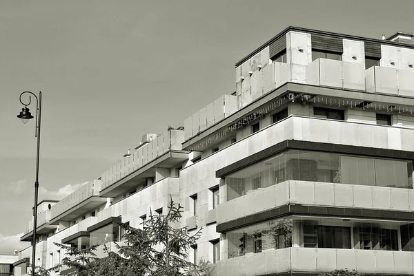 Modern apartment building exterior. Black and white. — Stock Photo, Image