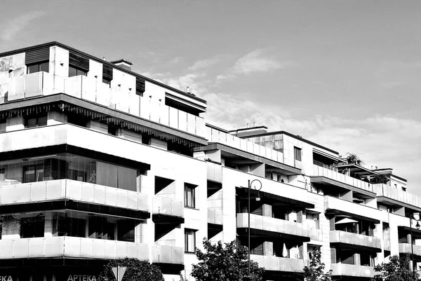 Modern apartment building exterior. Black and white. — Stock Photo, Image