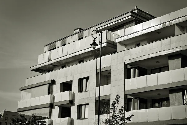 Modern apartment building exterior. Black and white. — Stock Photo, Image