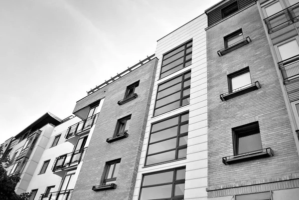 Modern apartman dış görünüşü. siyah ve beyaz.