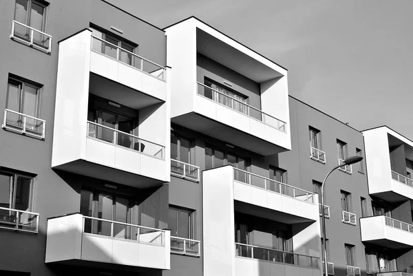 Apartamento moderno edifício exterior. preto e branco. — Fotografia de Stock