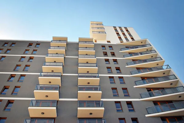 Moderno edificio de apartamentos exterior — Foto de Stock