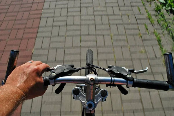 自転車ハンドルのバーの男の手: を開始する準備ができて — ストック写真