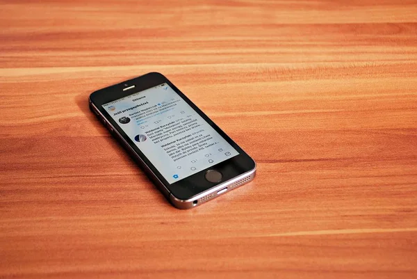 แบล็คไอโฟน 5s แสดง iOS 8 — ภาพถ่ายสต็อก