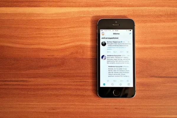 แบล็คไอโฟน 5s แสดง iOS 8 — ภาพถ่ายสต็อก