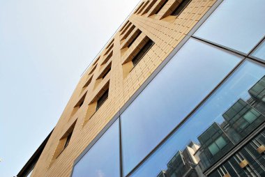 Modern bina. Camdan yapılmış modern ofis binası.