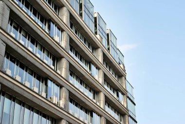 Modern bina. Camdan yapılmış modern ofis binası.