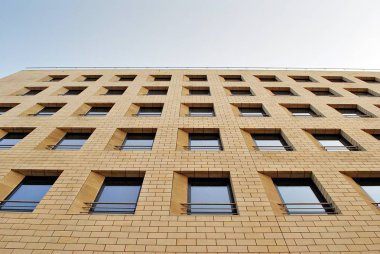 Modern bina. Camdan yapılmış modern ofis binası.