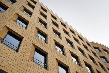 Modern bina. Camdan yapılmış modern ofis binası.