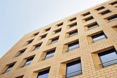 Modern bina. Camdan yapılmış modern ofis binası.