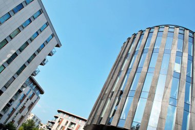 Modern bina. Camdan yapılmış modern ofis binası.