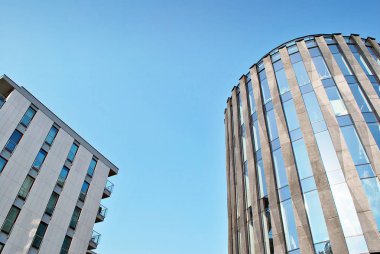 Modern bina. Camdan yapılmış modern ofis binası.