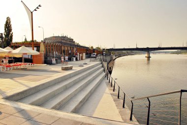 Vistulan Boulevards Batı tarafında nehir Vistula Varşova yer. 