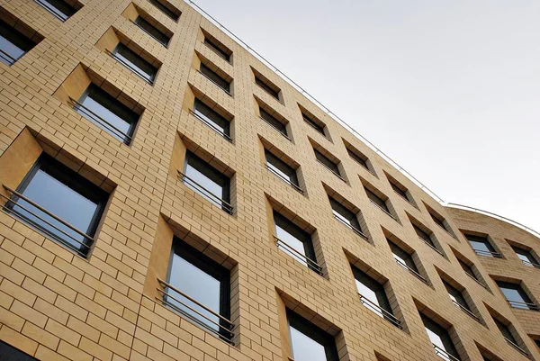 Modern bina. Camdan yapılmış modern ofis binası.