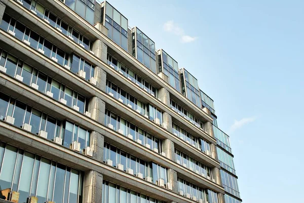 Modern bina. Camdan yapılmış modern ofis binası.