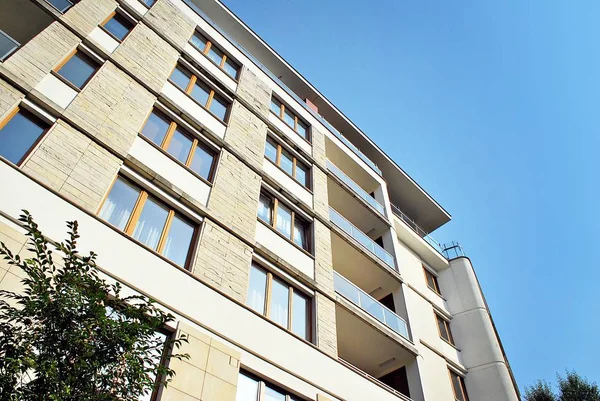 Nowoczesny, luksusowy budynek apartamentowy. — Zdjęcie stockowe