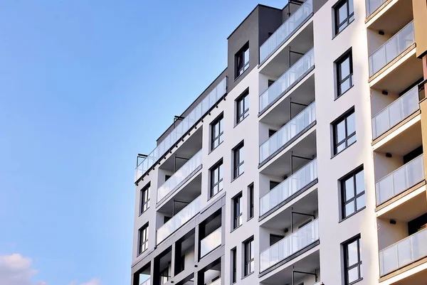 Moderno, edificio de apartamentos de lujo — Foto de Stock