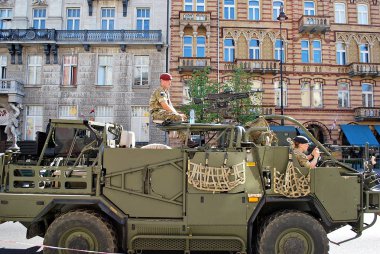 Varşova'daki askeri geçit töreni