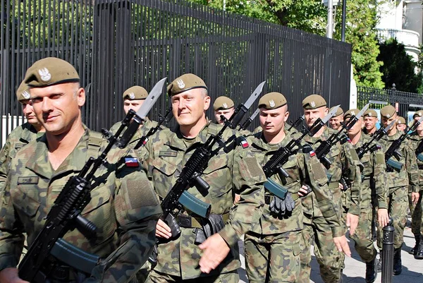 Vojenská přehlídka v Varšavě — Stock fotografie