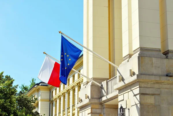 Flagge der Europäischen Union und eine polnische Flagge. — Stockfoto