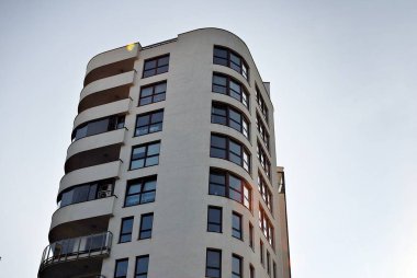  Modern, lüks apartman binası.