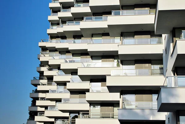 Edifício moderno de apartamentos de luxo — Fotografia de Stock