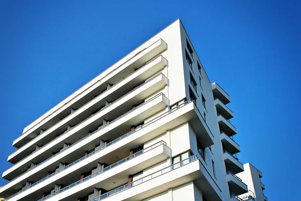 Modern, lyxig lägenhet byggnad — Stockfoto