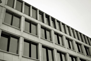 Modern ofis binası. Siyah ve beyaz.