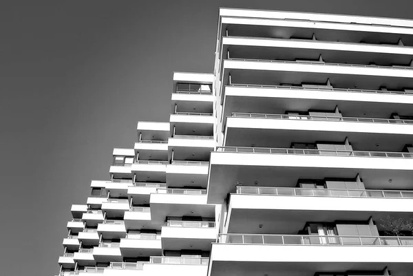 Moderno, edificio de apartamentos de lujo.Blanco y negro . — Foto de Stock