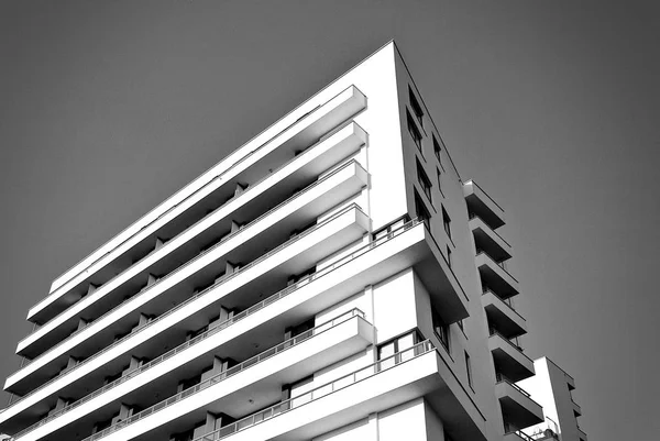 Moderno, edificio de apartamentos de lujo.Blanco y negro . — Foto de Stock